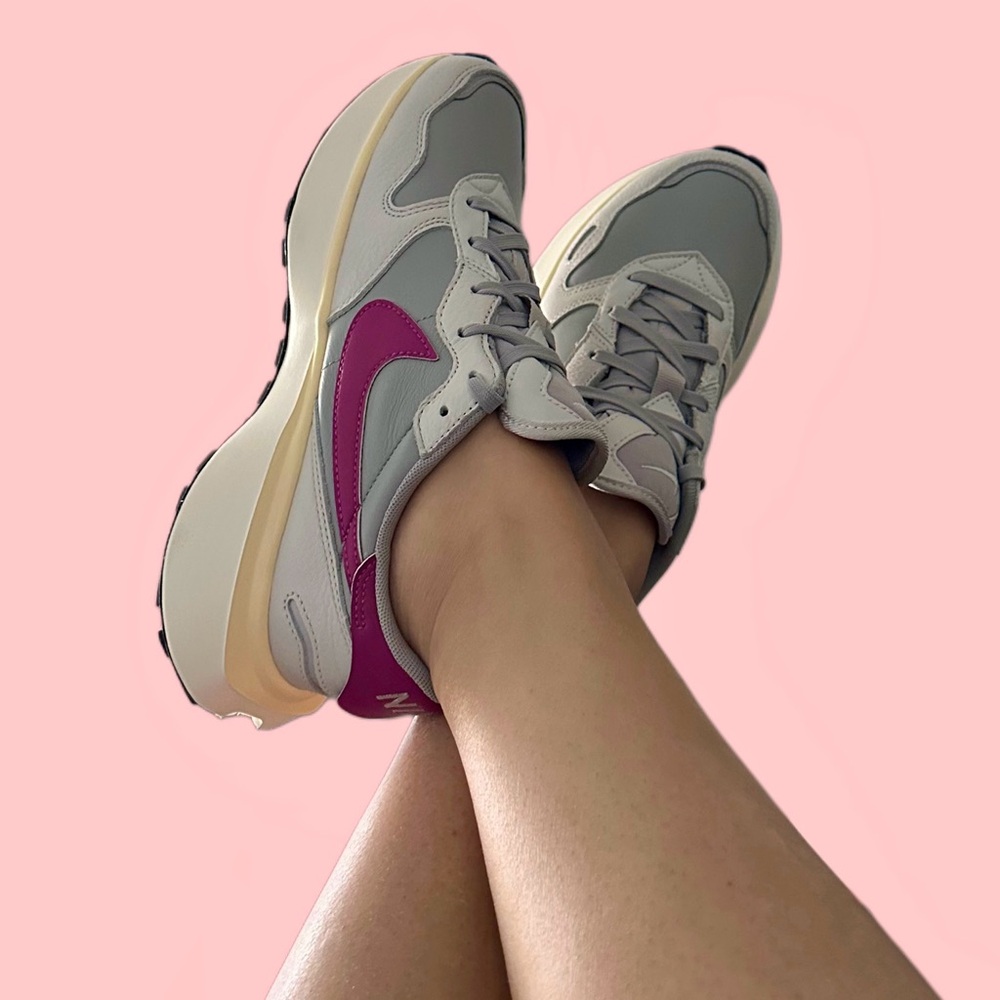 BNIB Nike Phoenix Waffle Leather Running Shoes 8.5 Light Smoke Gray/Hot Fuchsia - Picture 6 of 6
